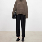 Brauner Rollkragenpullover mit hoher Strickkante und langen Ärmeln
