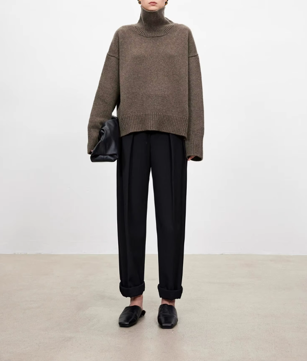 Brauner Rollkragenpullover mit hoher Strickkante und langen Ärmeln