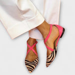 Riemchensandalen mit spitzen Zehen, pinke Riemen und Zebra-Muster (Schwarz/Pink)