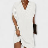 Weißes Shift-Kleid mit V-Ausschnitt, kurzen Ärmeln und seitlichem Schlitz