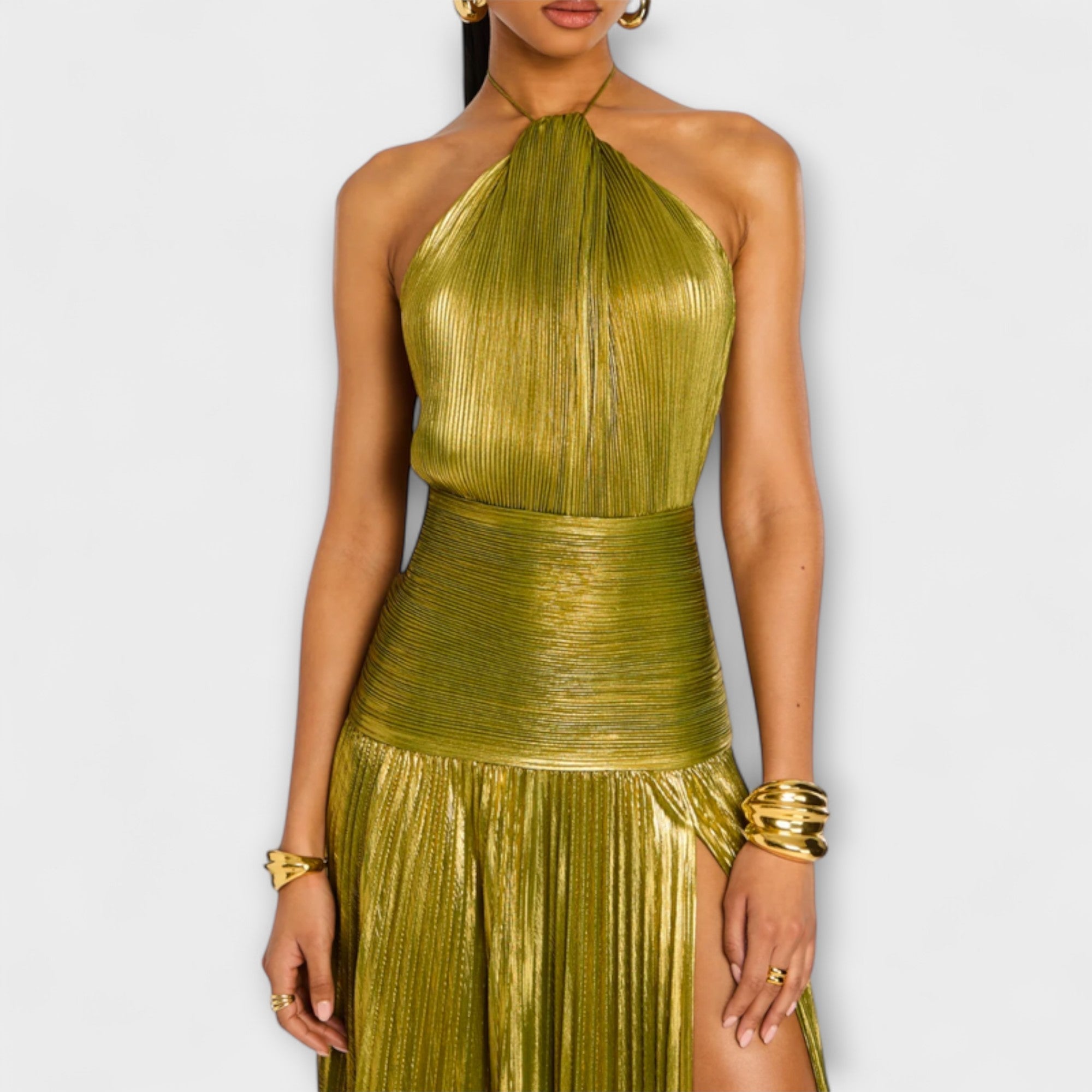 Olivgrünes Halterkleid mit Faltenrock und glänzendem Glitzergewebe am Oberteil