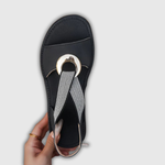Kustsandalen mit Schmuckring, schwarze Riemen und silberne Mesh-Schlaufe mit Ring