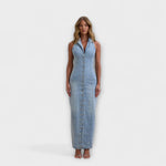 Ärmelloses Jeans-Maxikleid im Mid-Wash, V-Ausschnitt, durchgehende Knopfleiste, schmaler Schnitt