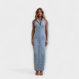 Ärmelloses Jeans-Maxikleid im Mid-Wash, V-Ausschnitt, durchgehende Knopfleiste, schmaler Schnitt