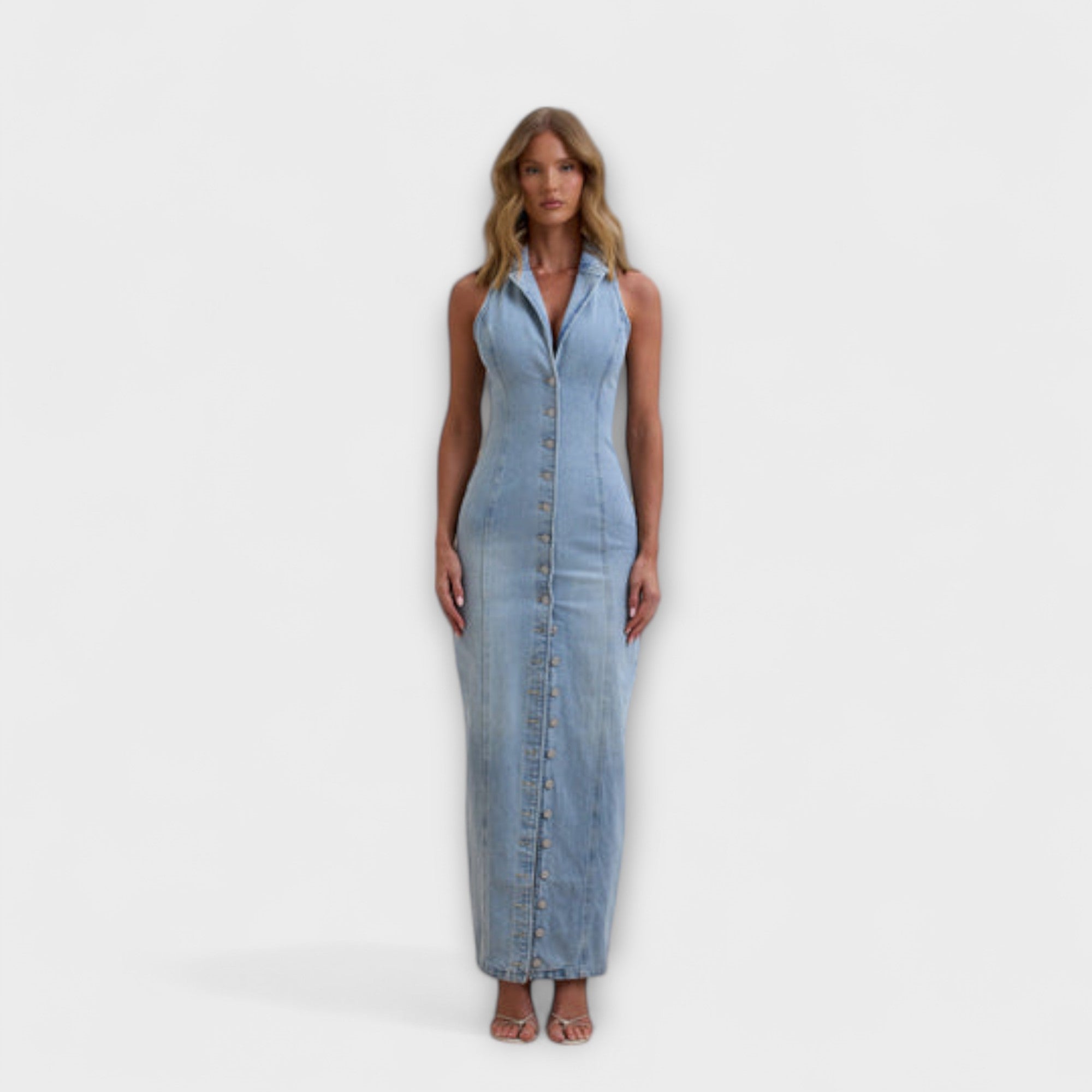 Ärmelloses Jeans-Maxikleid im Mid-Wash, V-Ausschnitt, durchgehende Knopfleiste, schmaler Schnitt