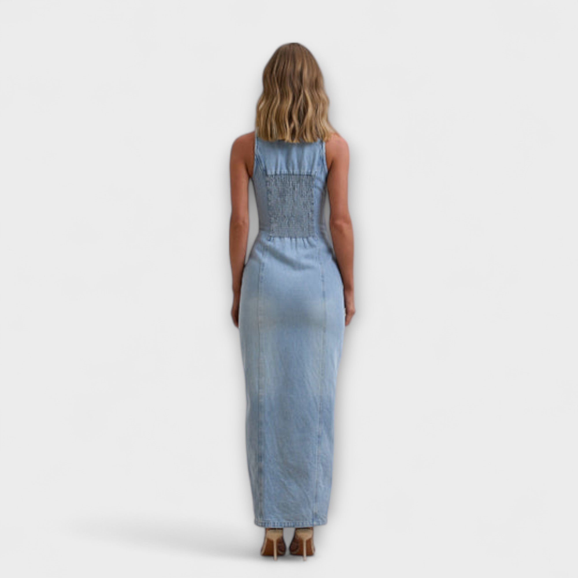 Jeans-Maxikleid Mid-Wash mit Racerback-Ansatz, Rückansicht; geschmückter Bund oben
