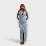 Helles Mid-Wash-Jeans-Maxikleid, ärmellos mit V-Ausschnitt und Knopfleiste, vorn Gehschlitz