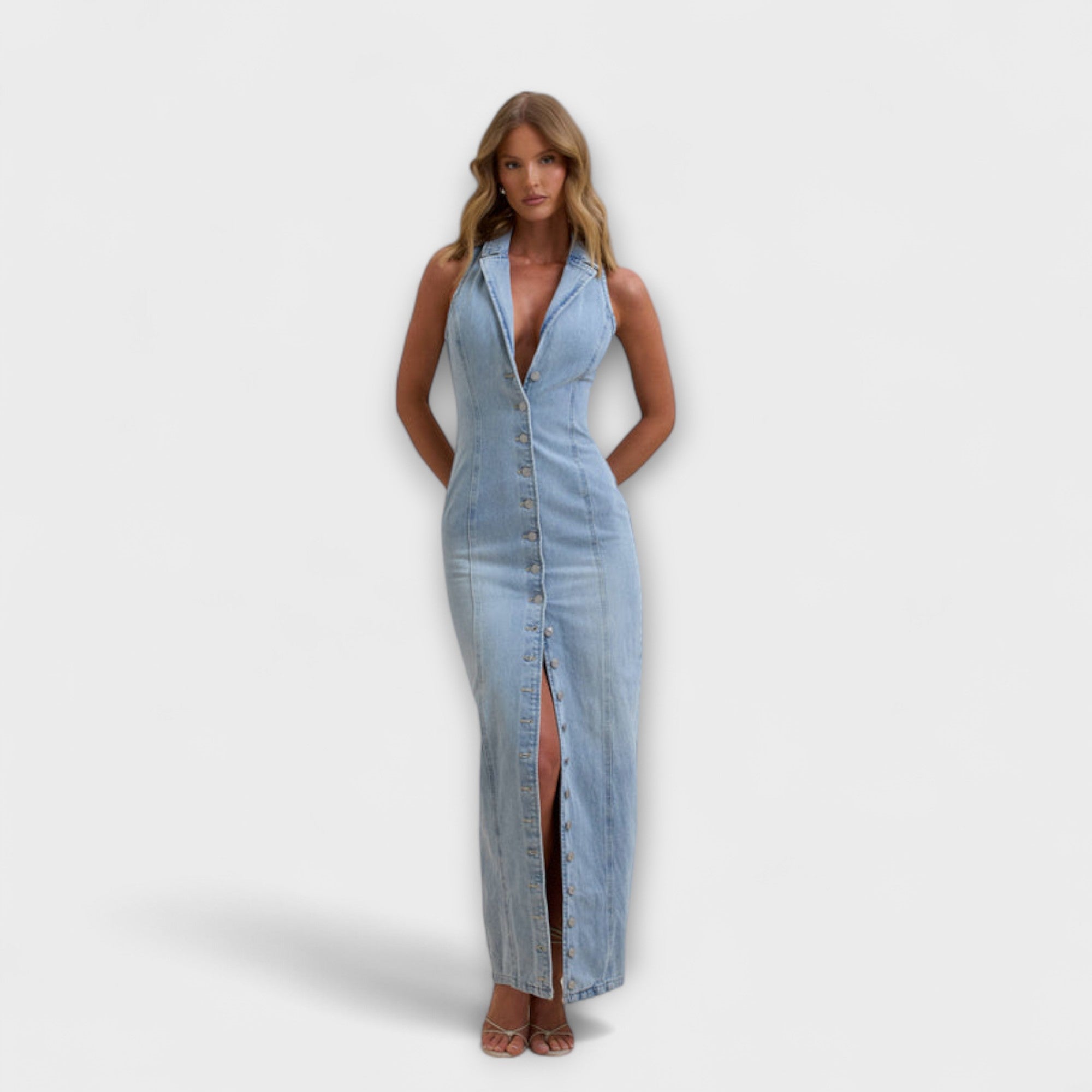 Helles Mid-Wash-Jeans-Maxikleid, ärmellos mit V-Ausschnitt und Knopfleiste, vorn Gehschlitz