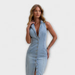 Jeans-Maxikleid Mid-Wash, ärmellos mit tiefem V-Ausschnitt und Knöpfen, vorn Gehschlitz