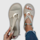 Kustsandalen mit Schmuckring, beiges Obermaterial, silberne Mesh-Schlaufe und Ring