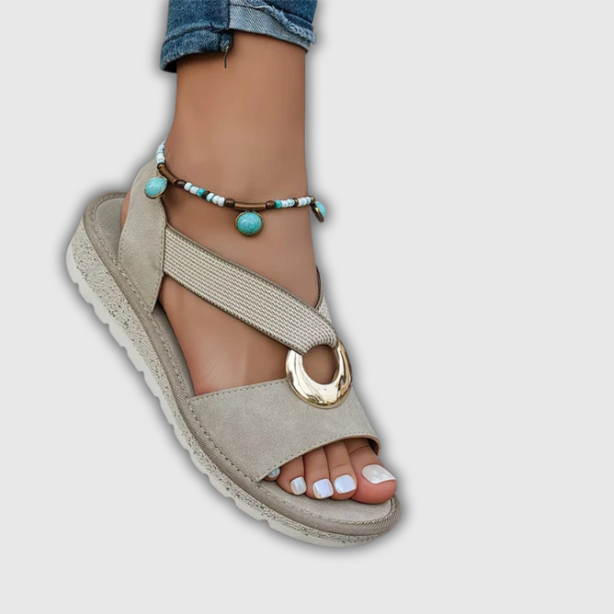 Kustsandalen mit Schmuckring, hellbeige Riemen, silberne Mesh-Schlaufe und Metallring