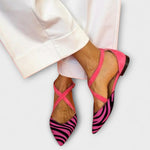 Band-Ballerinas mit violettem Zebrastreifen, rosa Fersenriemen und spitzer Spitze