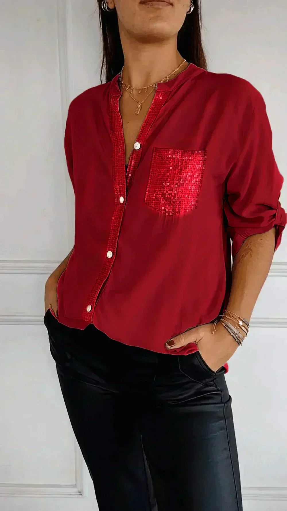 Rotes Damen-V-Ausschnitt-Shirt mit Knopfleiste und Pailletten-Brusttasche