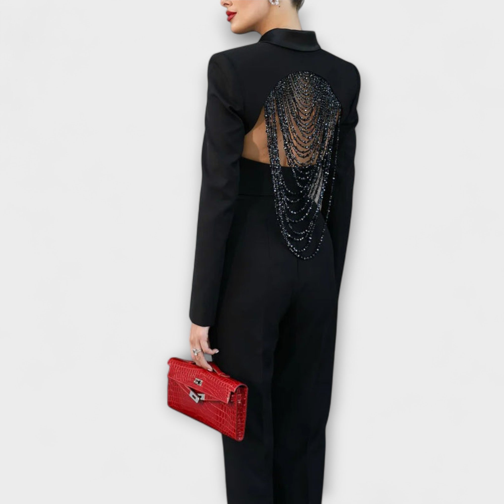 Schwarzes Blazer-Set mit perlenbesetztem Rücken und langen Hosen, Rückansicht.