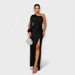 Schwarzes Abendkleid mit einer Schulter, Faltenknoten an der Taille und Beinöffnung