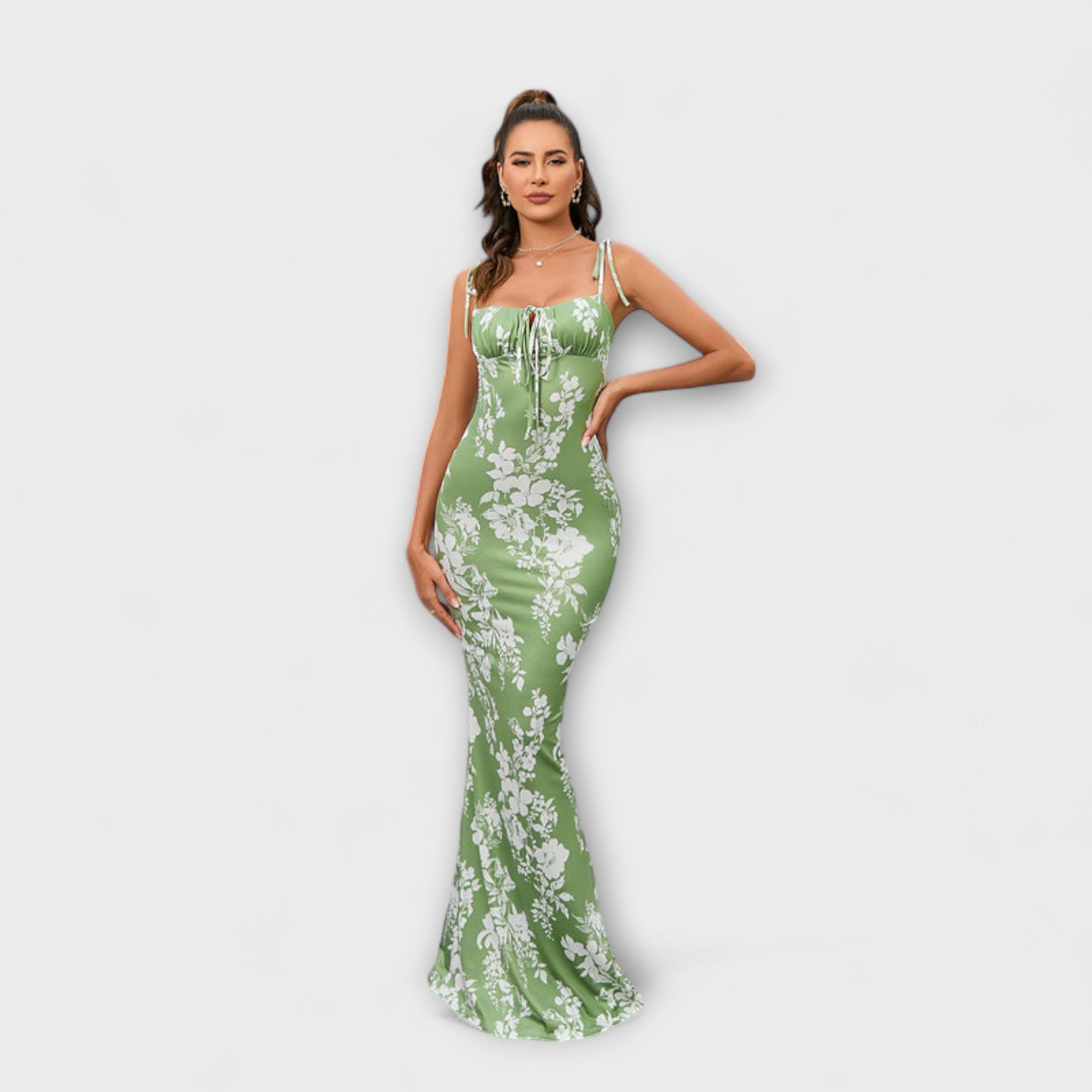 Abendkleid mit hellgrünem Blumenmuster, schmalen Trägern und enganliegendem Schnitt