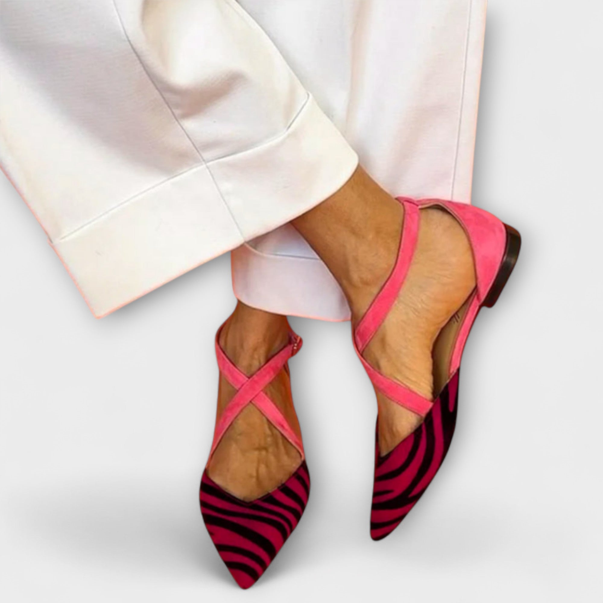 Riemchensandalen mit spitzen Zehen, pinke Riemen, Zebramuster am Vorderfuß