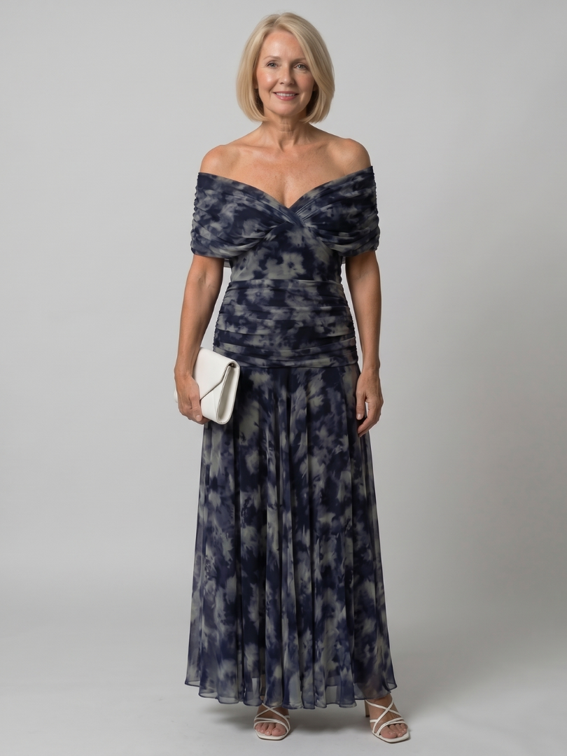 Off-Shoulder Midi-Kleid mit V-Ausschnitt, dunkelblau-weißes Batikmuster, fließender Rock