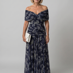 Off-Shoulder Midi-Kleid mit V-Ausschnitt, dunkelblau-weißes Batikmuster, fließender Rock
