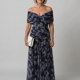 Off-Shoulder Midi-Kleid mit V-Ausschnitt, dunkelblau-weißes Batikmuster, fließender Rock