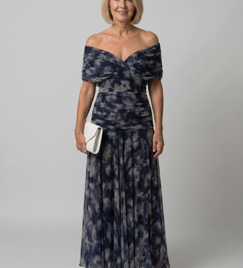 Off-Shoulder Midi-Kleid mit V-Ausschnitt, dunkelblau-weißes Batikmuster, fließender Rock