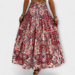 Weit fallender Rock mit rotem Paisley-Muster auf hellem Grund, elastischer Bund