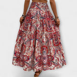 Weit fallender Rock mit rotem Paisley-Muster auf hellem Grund, elastischer Bund