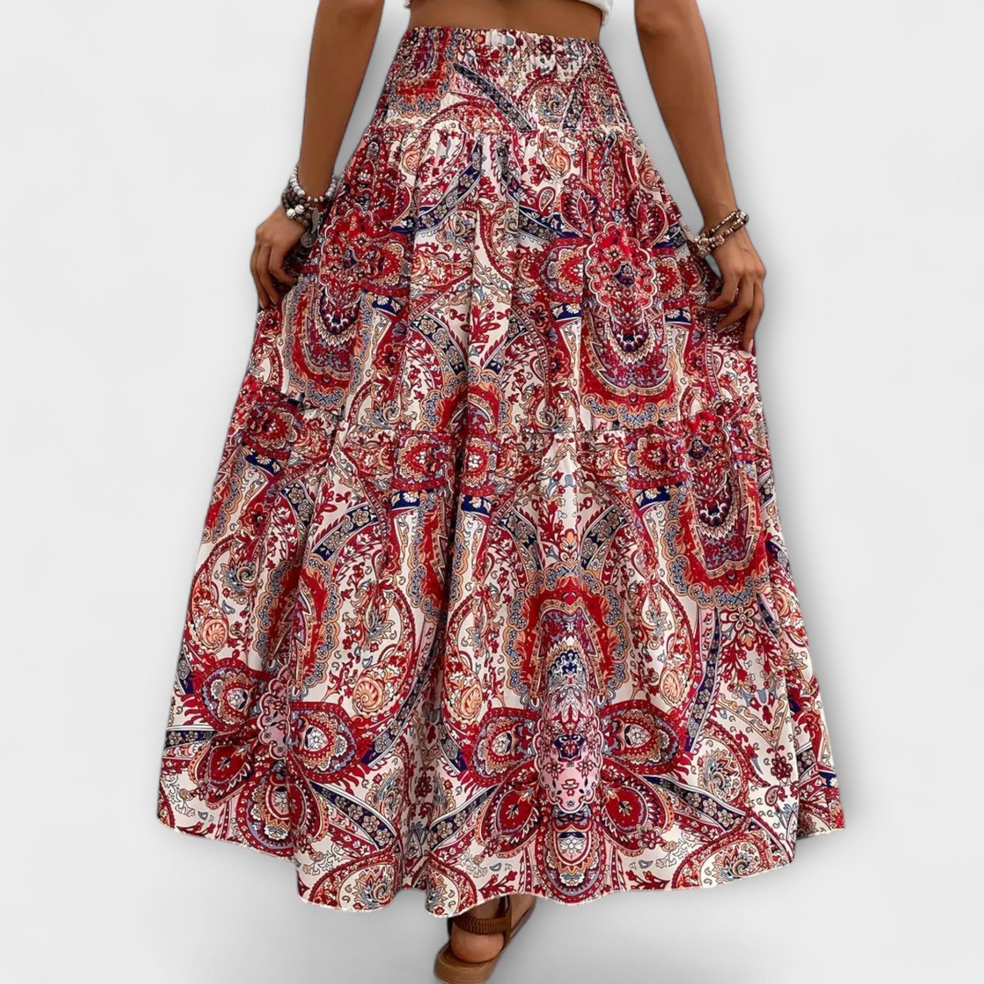 Weit fallender Rock mit rotem Paisley-Muster auf hellem Grund, elastischer Bund