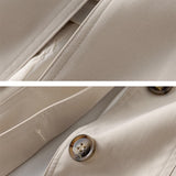 Beige Windbreaker-Detail mit Knopfverschluss und sauberer Naht