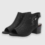 Schwarze Sandalen mit Lochmuster, offenen Zehen und Blockabsatz