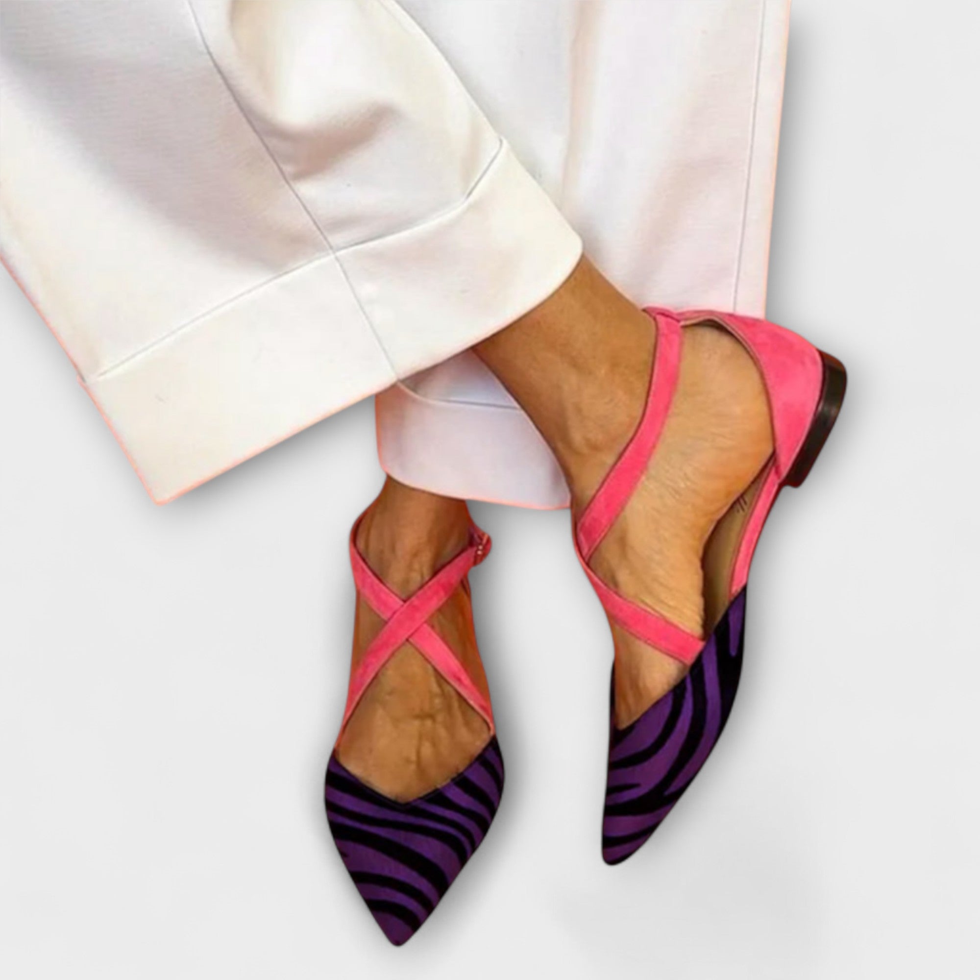 Riemchensandalen mit spitzen Zehen, pinke Riemen und Zebra-Muster (Schwarz/Lila)