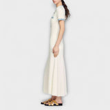 Strukturiertes Maxi-Kleid Hellbeige in Seitenansicht mit kurzen Ärmeln und Knopfleiste