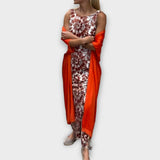 Zweiteiliges Ensemble: rotes ärmelloses Kleid mit Schlangenmuster, drapierter Überwurf