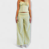 Klassisches gestreiftes Hosenensemble: gestreiftes Cropped-Top und weite Hose mit hohem Bund