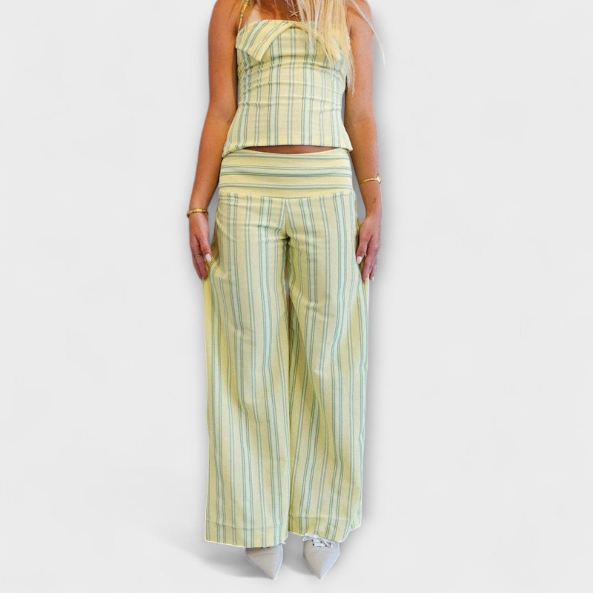 Klassisches gestreiftes Hosenensemble: gestreiftes Cropped-Top und weite Hose mit hohem Bund