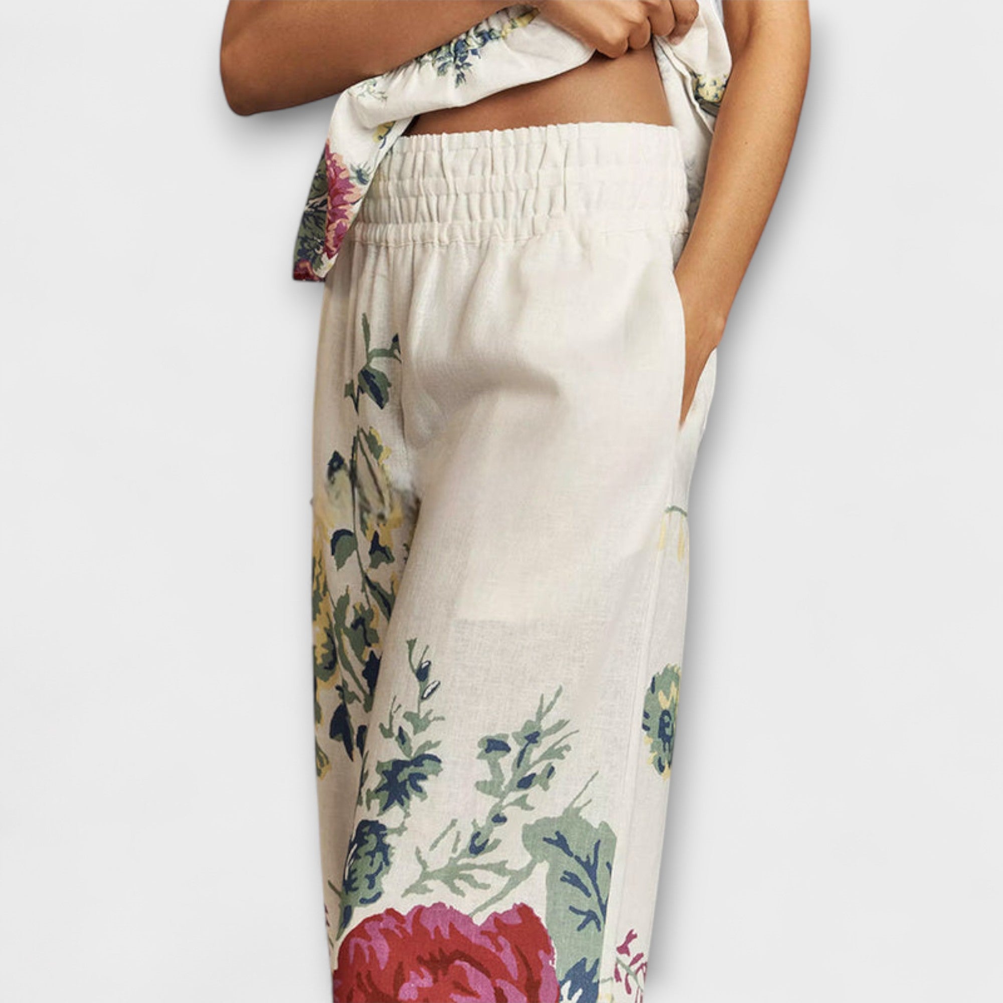 Weite Hose mit elastischem Bund und großem Blumenprint auf Creme