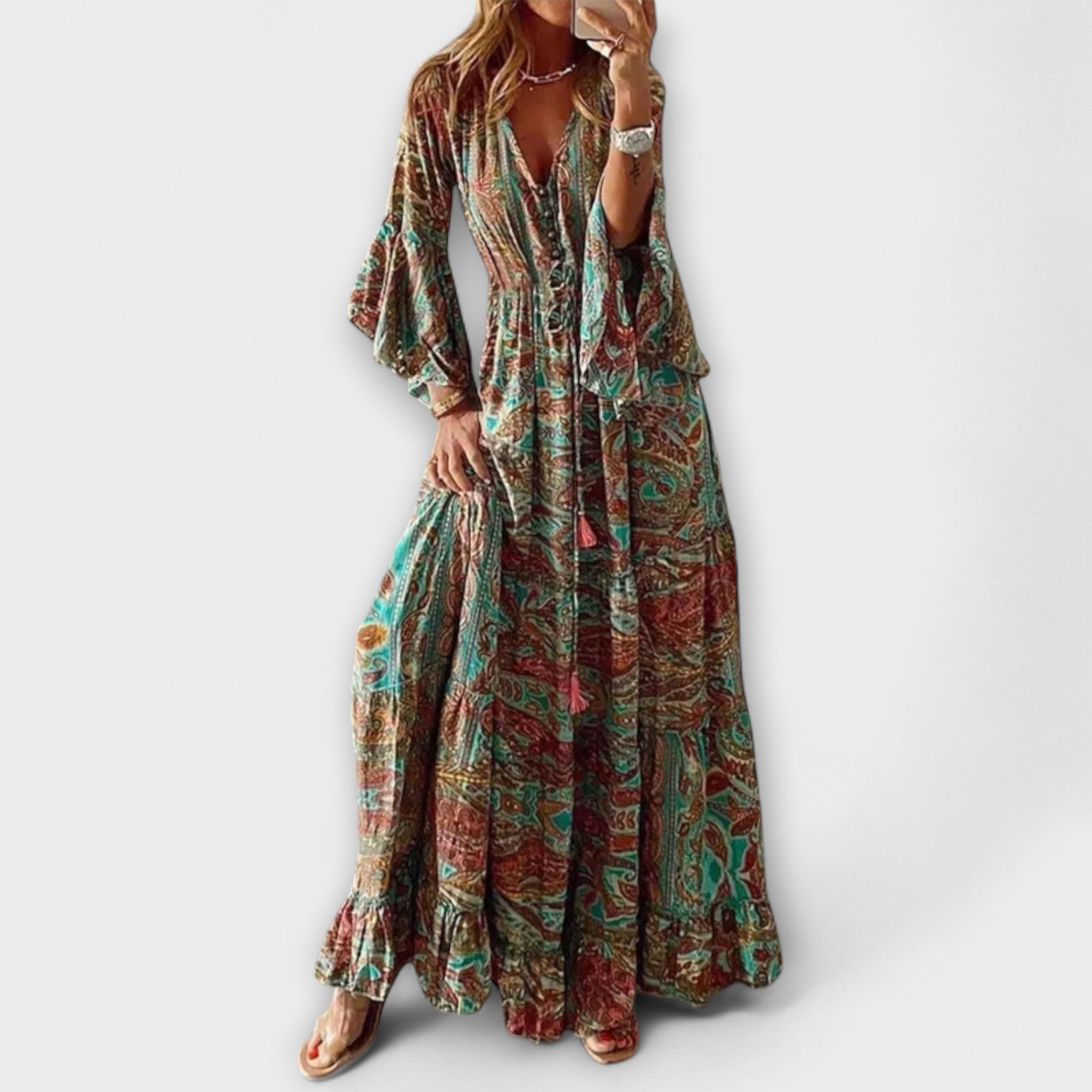 Bedrucktes Maxikleid mit V-Ausschnitt, geraffter Taille und buntem Paisley-Muster