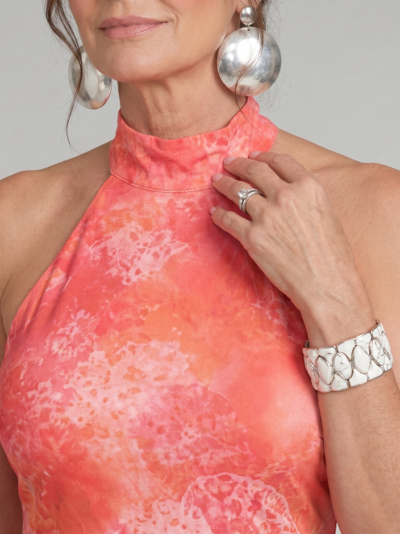 Nahansicht: Halterneck Maxikleid mit korallrotem Printmuster, ärmellos
