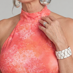 Nahansicht: Halterneck Maxikleid mit korallrotem Printmuster, ärmellos
