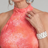Nahansicht: Halterneck Maxikleid mit korallrotem Printmuster, ärmellos
