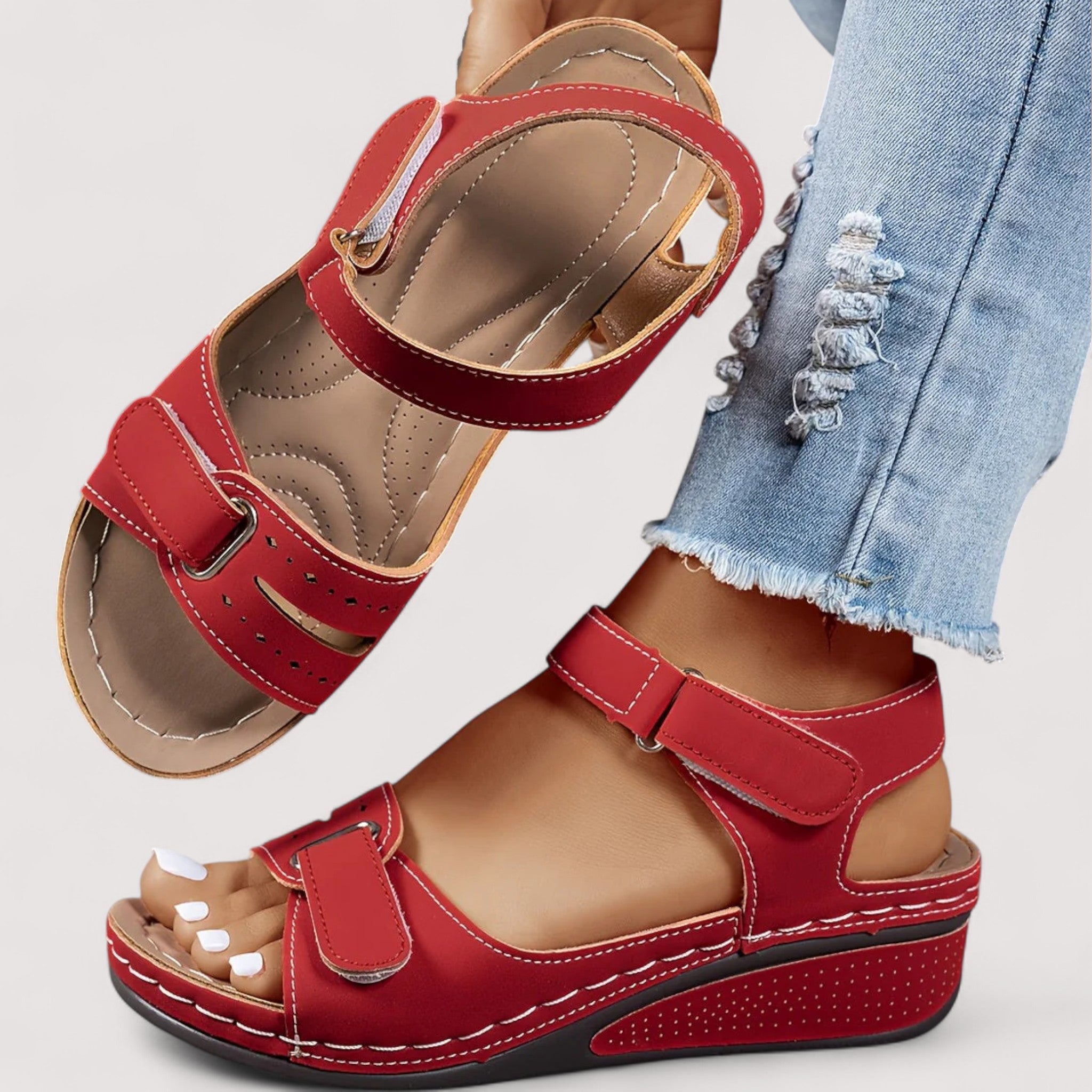 Rote Sandalen mit Riemen über dem Spann und Klettverschluss, gepolsterte Innensohle