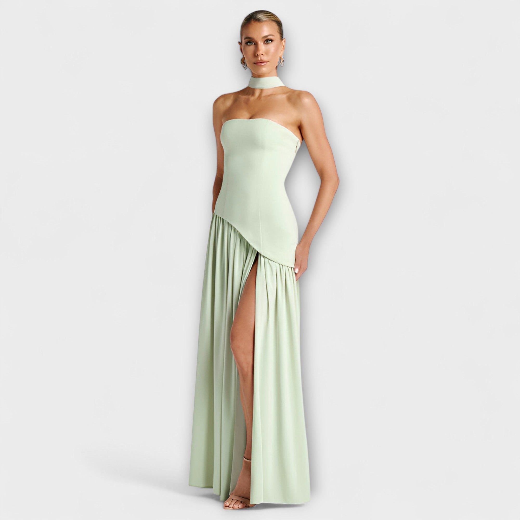 Mintfarbenes Maxikleid mit Bandeau, plissiertem Rock und seitlichem Beinschlitz