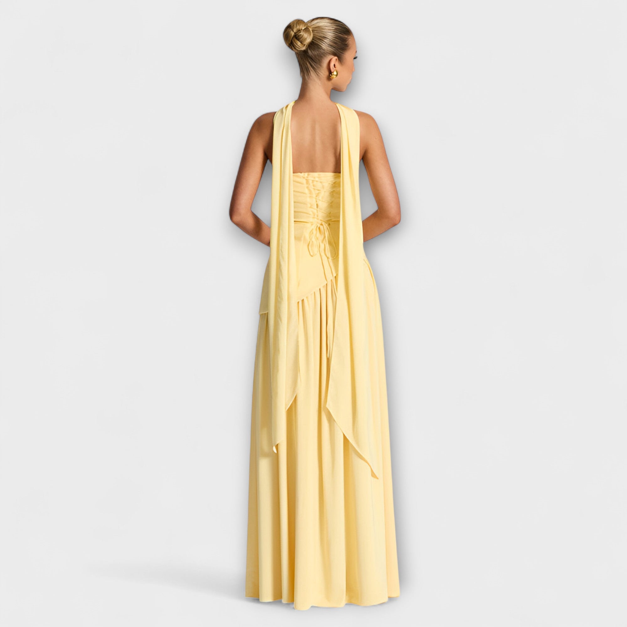 Gelbes Maxikleid mit schmalem Rückenausschnitt und voluminösem Rock