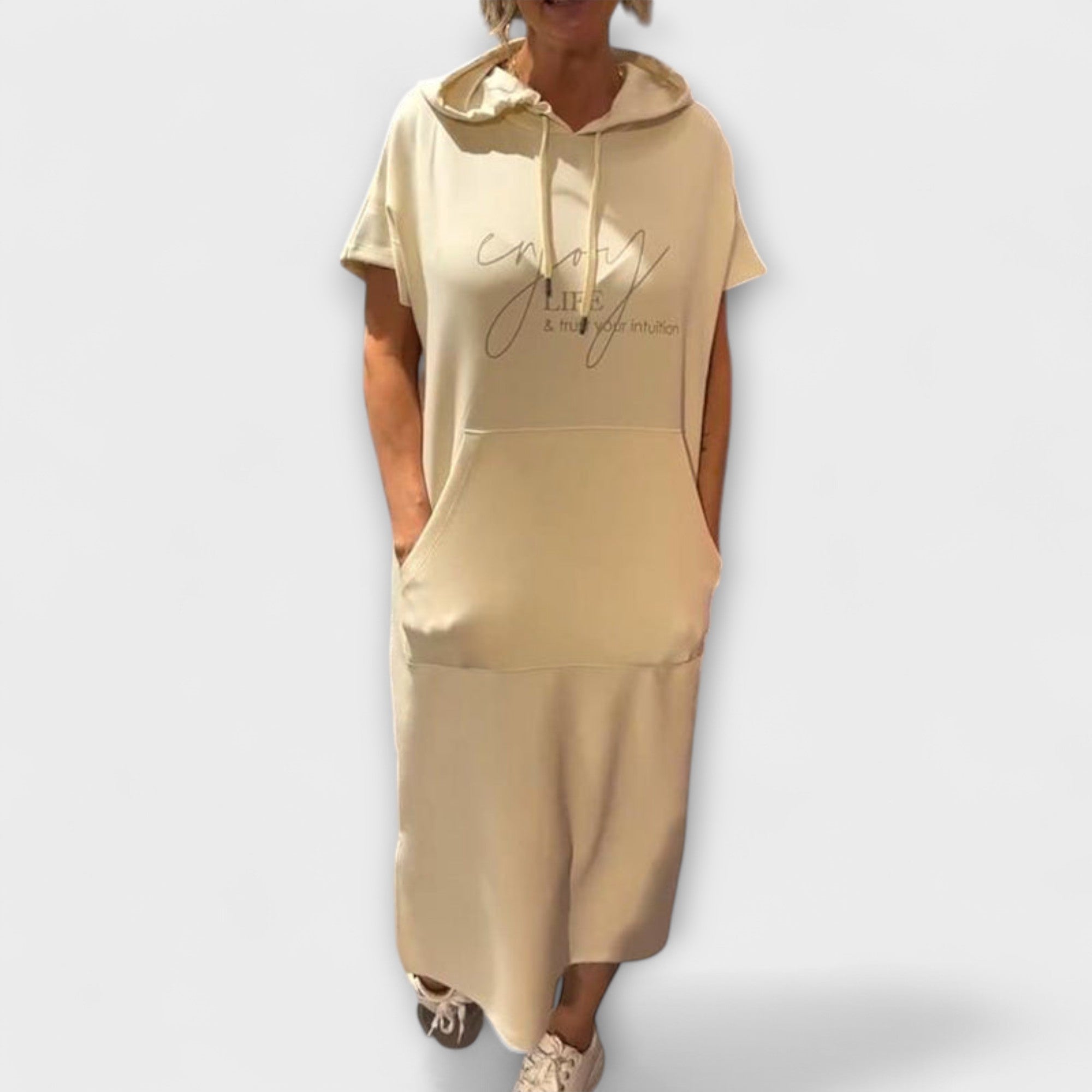 Entspanntes Kapuzenkleid, hellbeige, kurzer Ärmel, mit Kängurutasche