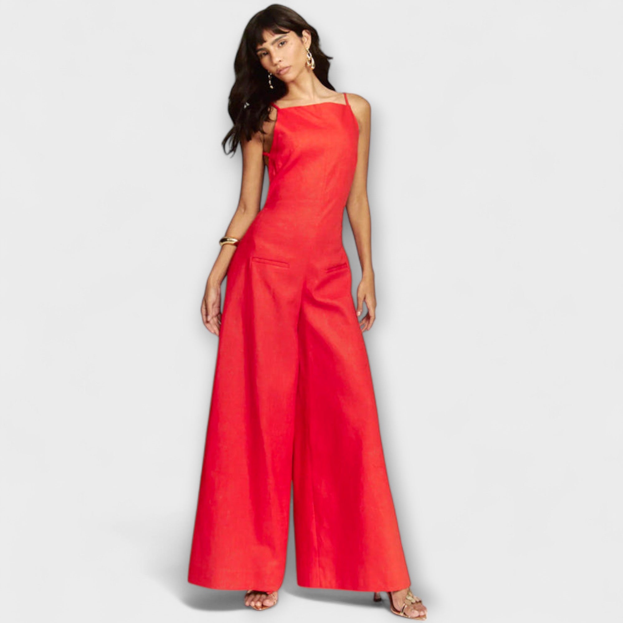 Roter Halter-Jumpsuit mit weitem Bein und Taschen im Vorderbereich