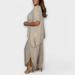 Beiger Zweiteiler: Kurzarmbluse mit asymmetrischem Saum und weiter Hose