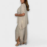 Beiger Zweiteiler: Kurzarmbluse mit asymmetrischem Saum und weiter Hose