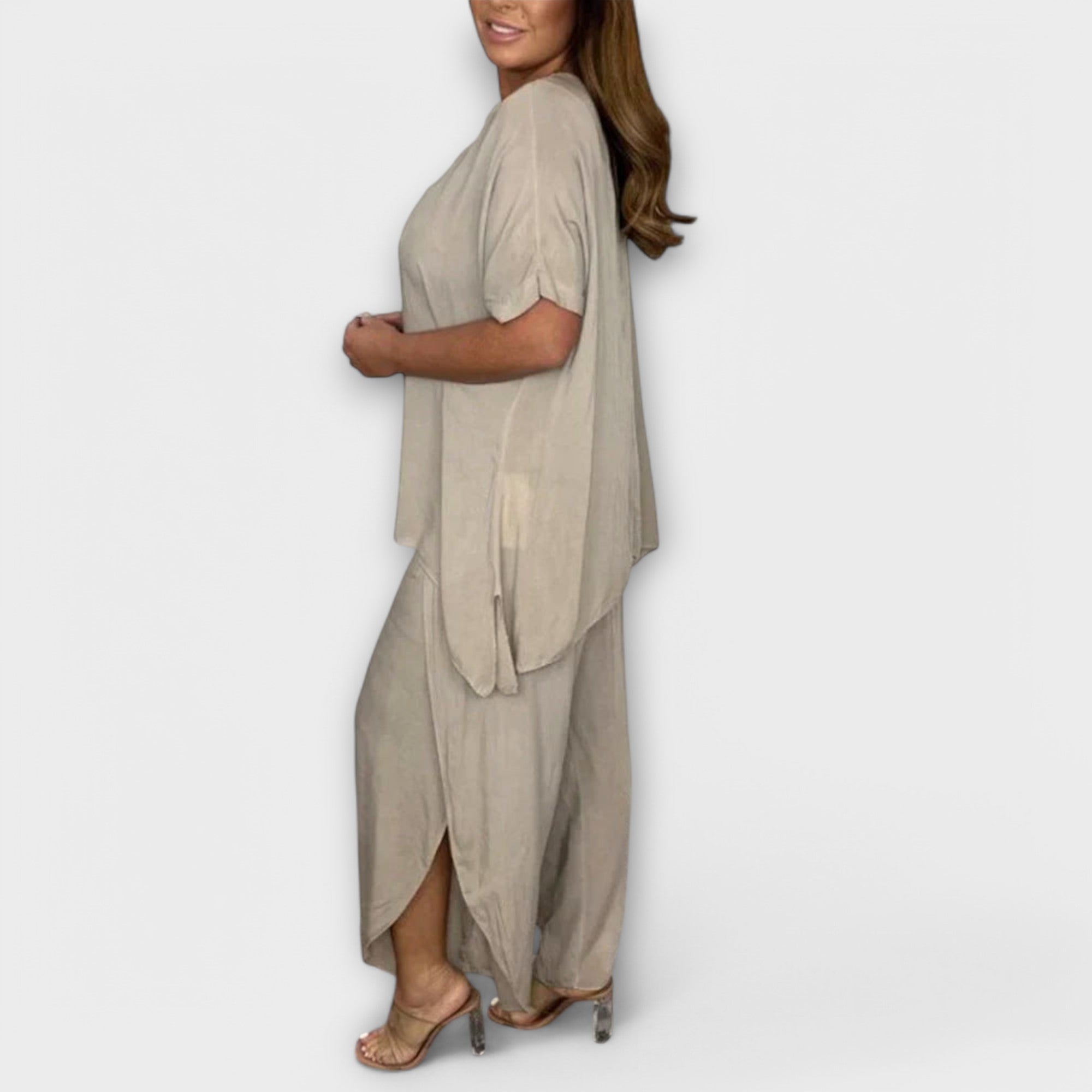 Beiger Zweiteiler: Kurzarmbluse mit asymmetrischem Saum und weiter Hose