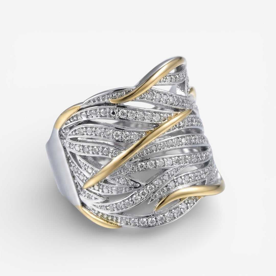 Mehrreihiger Ring aus Silber mit Goldakzenten und funkelnden Steinen