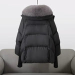 Winterjacke mit Kunstfellkragen, schwarze Steppjacke von hinten mit Steppnähten.